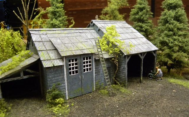 De Kempen schuur met dame met fietskopie De Kempen schuur met dame met fietskopie