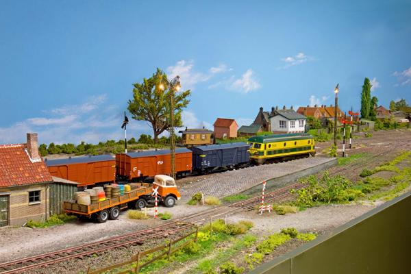 De 5900 passeert met een sleep Nederlandse goederenwagens. De 5900 passeert met een sleep Nederlandse goederenwagens.