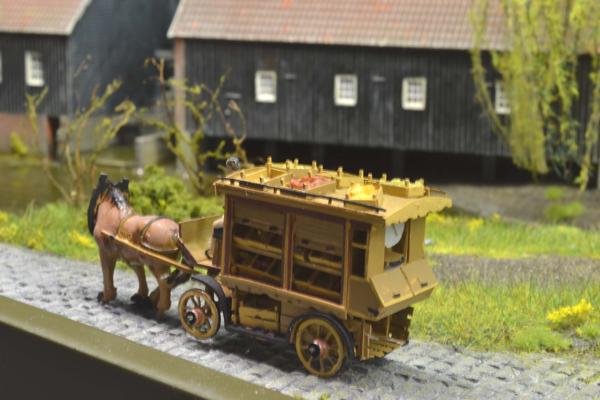 De groentekar met paardentractie. De groentekar met paardentractie.