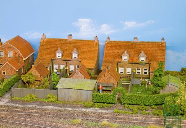 De laatste roddels worden over de schutting uitgewisseld. De laatste roddels worden over de schutting uitgewisseld.