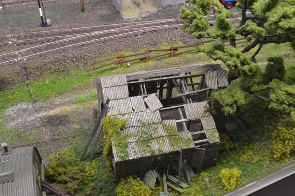 De lokloods is wel heel erg vervallen. Er is een Romneyloods op de kop getikt ter vervanging. De lokloods is wel heel erg vervallen. Er is een Romneyloods op de kop getikt ter vervanging.