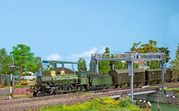 De stoomlokomotief 3500 passert de brug over de Zuis Willemsvaart in Veghel. De stoomlokomotief 3500 passert de brug over de Zuis Willemsvaart in Veghel.