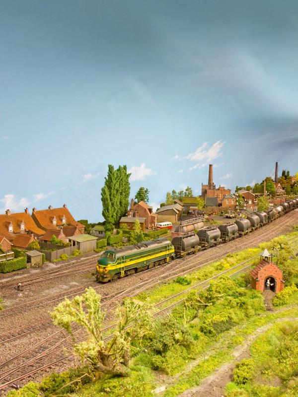 Diesellok van het type 5300 met een sleep oliewagens. Diesellok van het type 5300 met een sleep oliewagens.