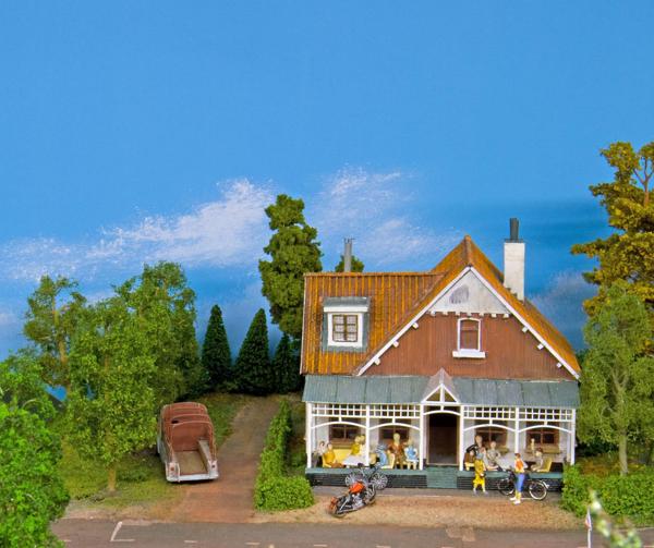 Dorpscafe met typische luifel Dorpscafe met typische luifel