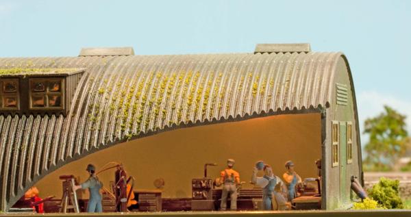 Een Romney loods is omgebouw tot een lokwerkplaats. Er is volop bedrijvigheid.. Een Romney loods is omgebouw tot een lokwerkplaats. Er is volop bedrijvigheid..