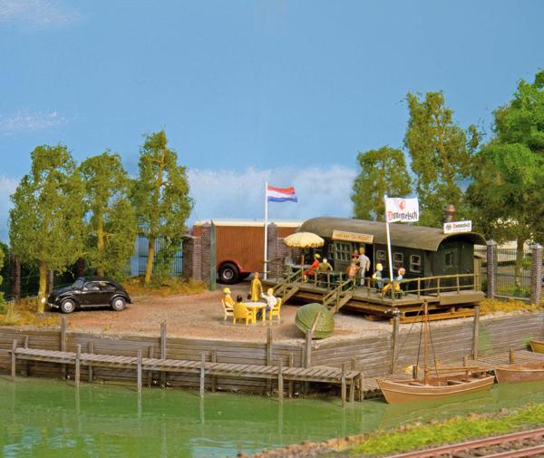 Een treinwagon aan de haven omgebouwd tot horeca gelegenheid. Een treinwagon aan de haven omgebouwd tot horeca gelegenheid.