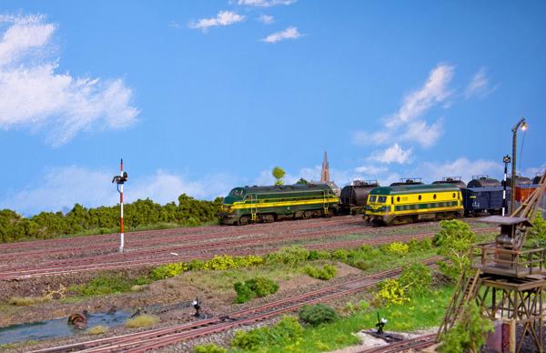 Nogmaals de 5300 en 5900 met op de achtergrond het dorpsgezicht van Veldhoven. Nogmaals de 5300 en 5900 met op de achtergrond het dorpsgezicht van Veldhoven.