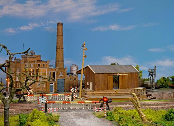 overweg richting dorp en haven. overweg richting dorp en haven.