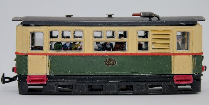 Motorwagen met schort, het dak is nog niet vast gemaakt. Motorwagen met schort