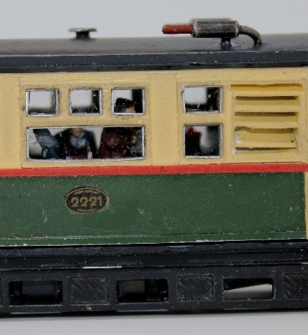 Detail zijwand met schort, uitlaat, rooster, kleurstelling en rode plakstrip Detail zijwand met schort