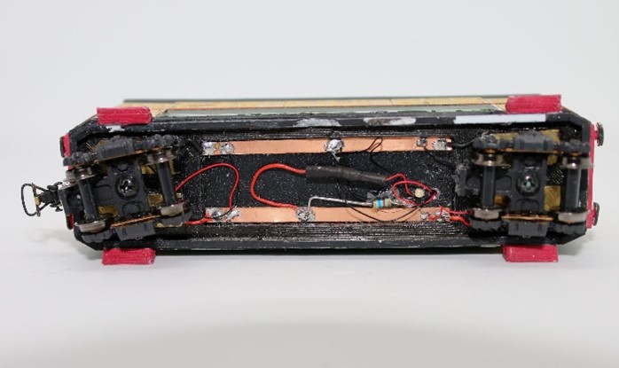 Onderzijde wagon, nu met bedrading. Sorry voor de chaos maar het functioneert Onderzijde wagon met bedrading