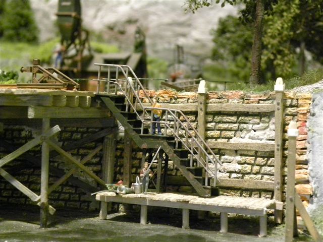 aanlegsteiger met visser aanlegsteiger met visser